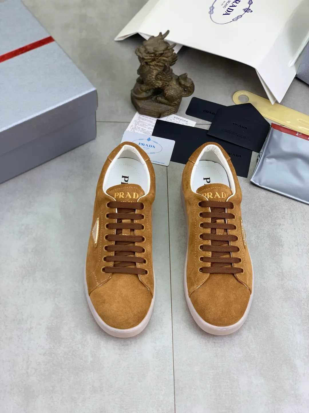 Men's shoes 💰P540💰【New model】The hot model is on the official website, 🆘 The trendy brand (Prada) mainly promotes the hot model, the avant-garde and versatile fashion men's shoes are privately modeled, the cowhide surface is spliced 1:1.. The fashion is simple, the original imported cowhide lining and the cowhide feet; the atmosphere and personality are more fashionable, eye-catching and pursuing class. It will subvert the old idea and be a must-have for fashion trendsetters with you! Must keep it for yourself! Tall and comfortable, large and low, high-end quality workmanship. Size: 38-45; 3️⃣colors available.